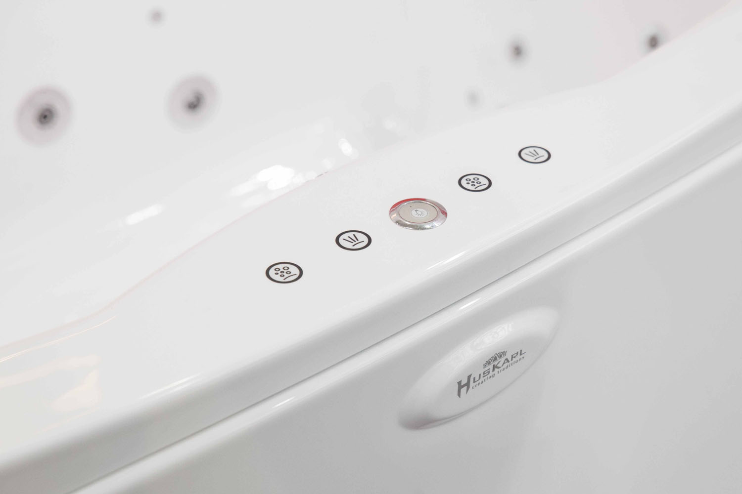 Гидромассажная ванна HusKarl EINAR NEW на выставке МосБилд 2017
